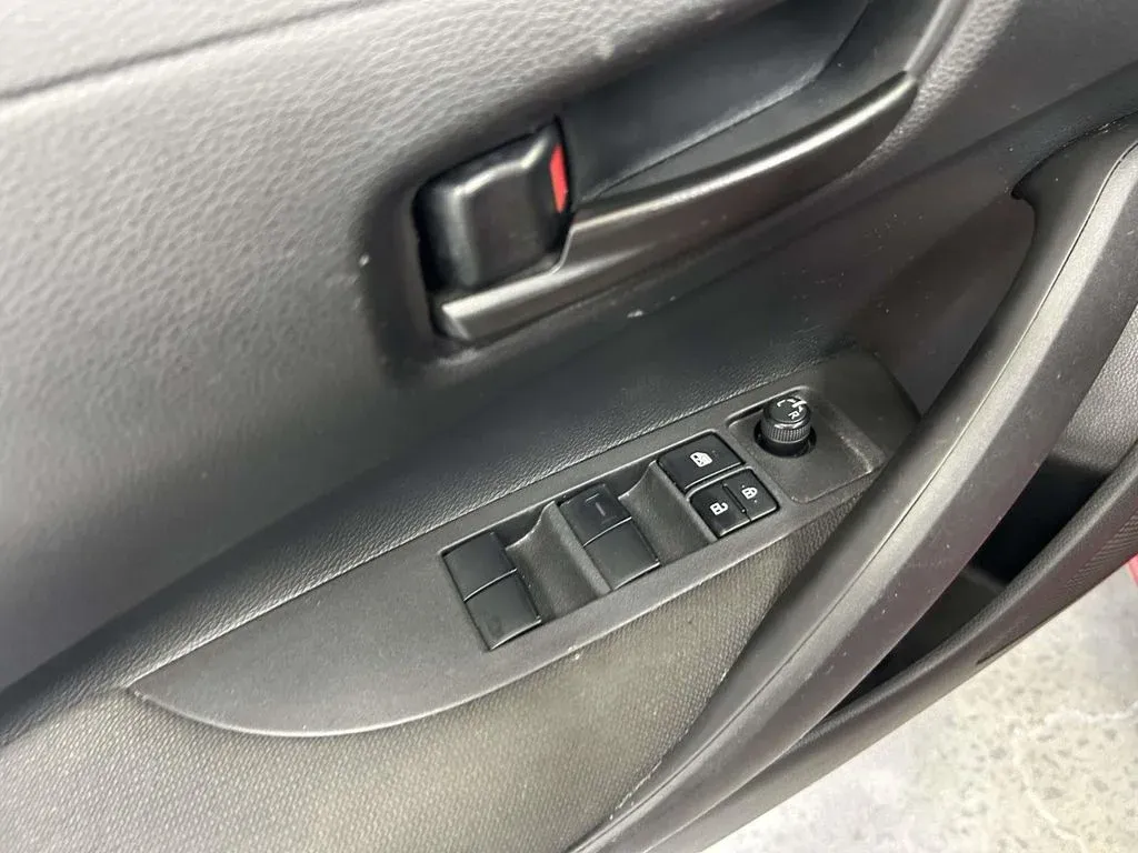 2025 Toyota Corolla LE thumbnail 16