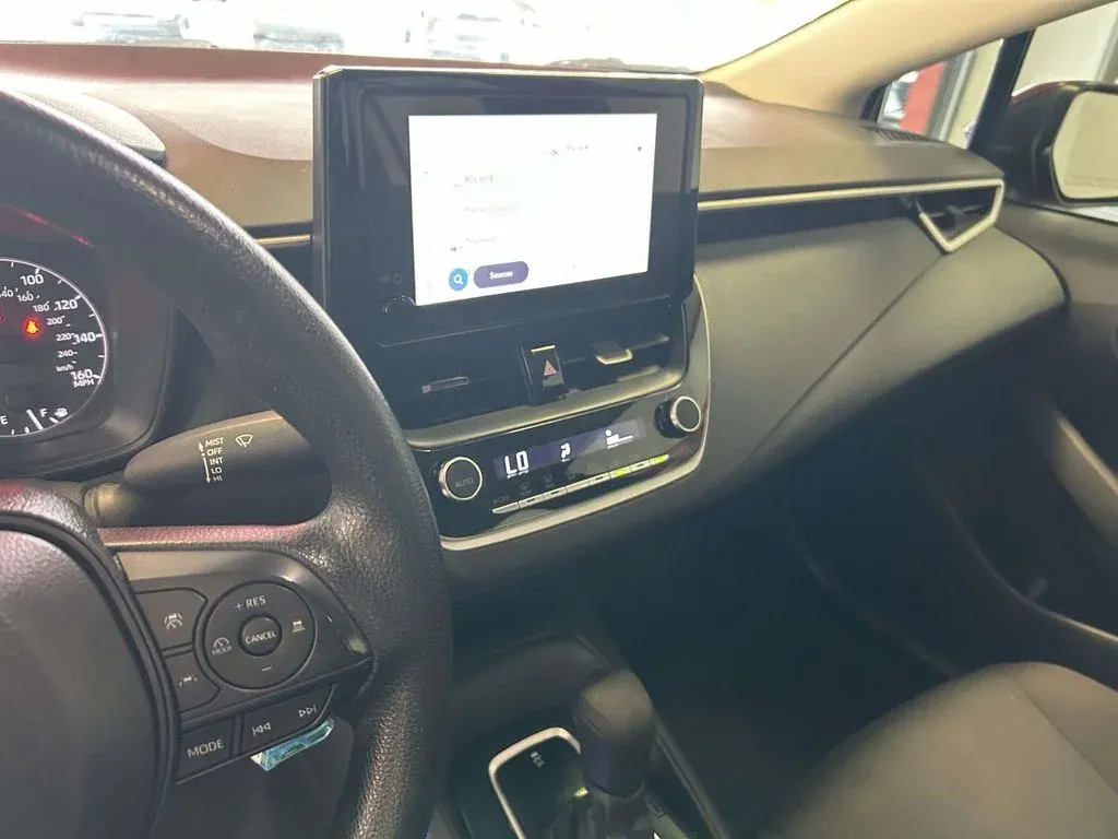 2025 Toyota Corolla LE thumbnail 19