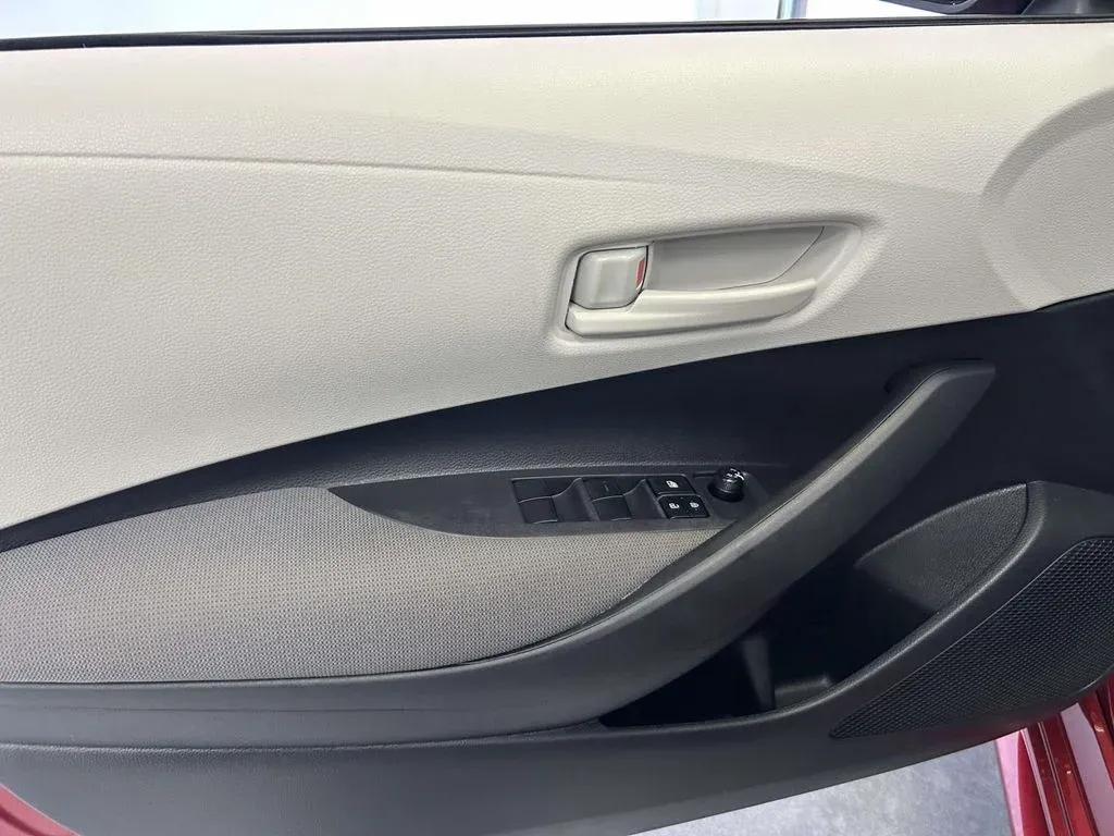 2025 Toyota Corolla LE thumbnail 16