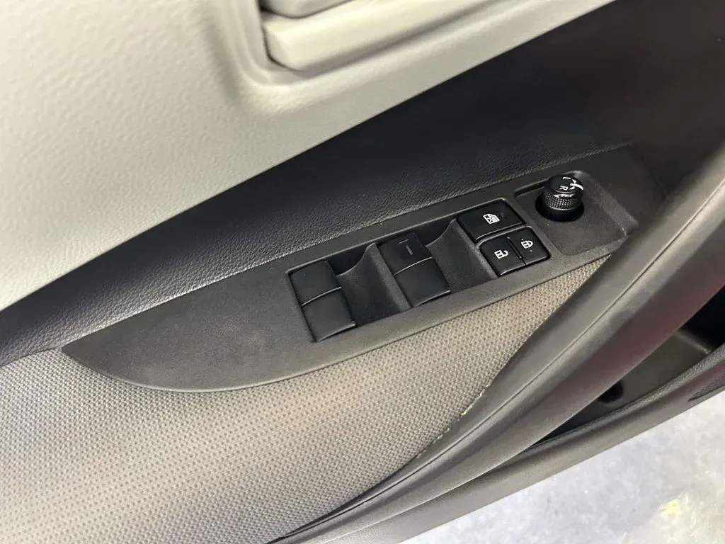 2025 Toyota Corolla LE thumbnail 17