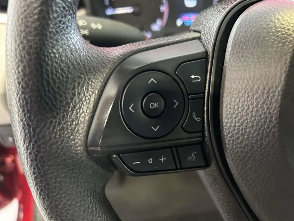 2025 Toyota Corolla LE thumbnail 19