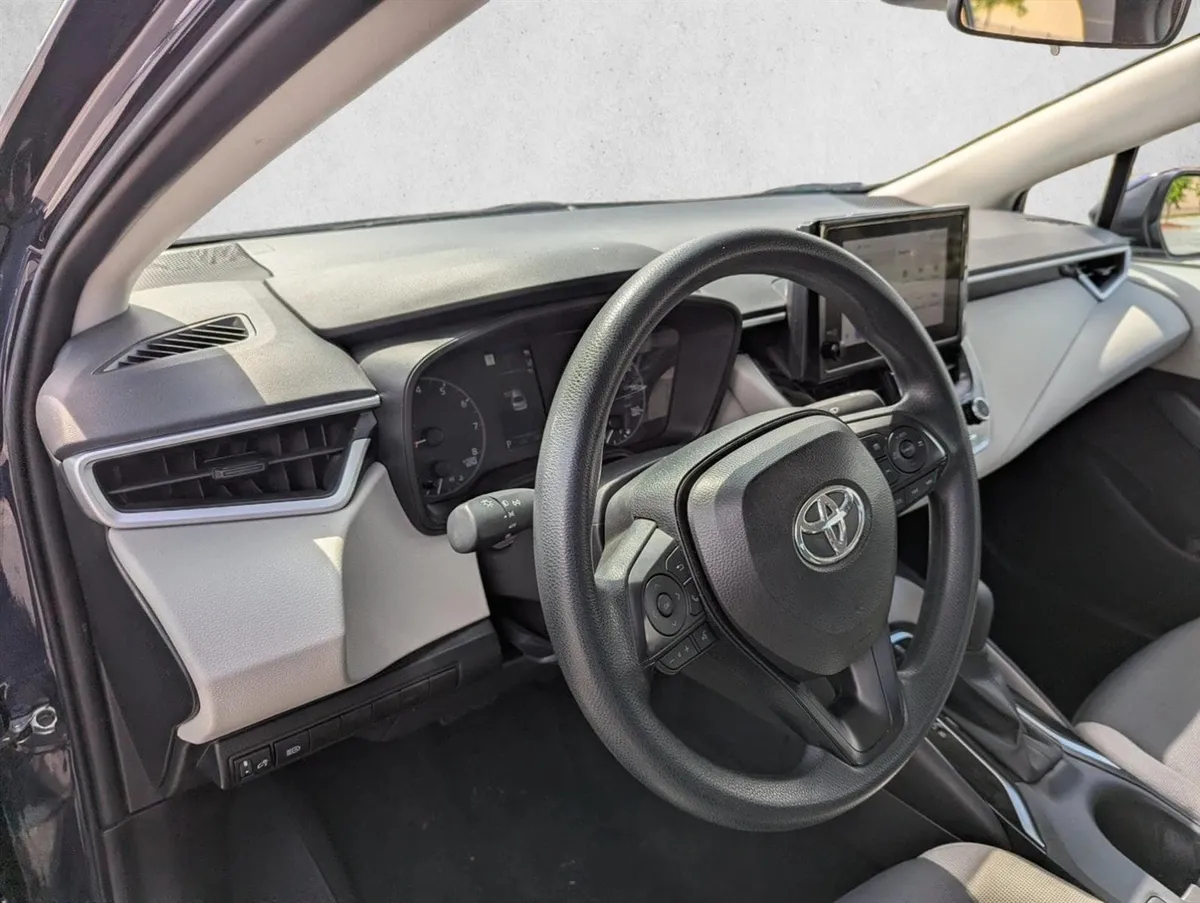 2025 Toyota Corolla LE thumbnail 12