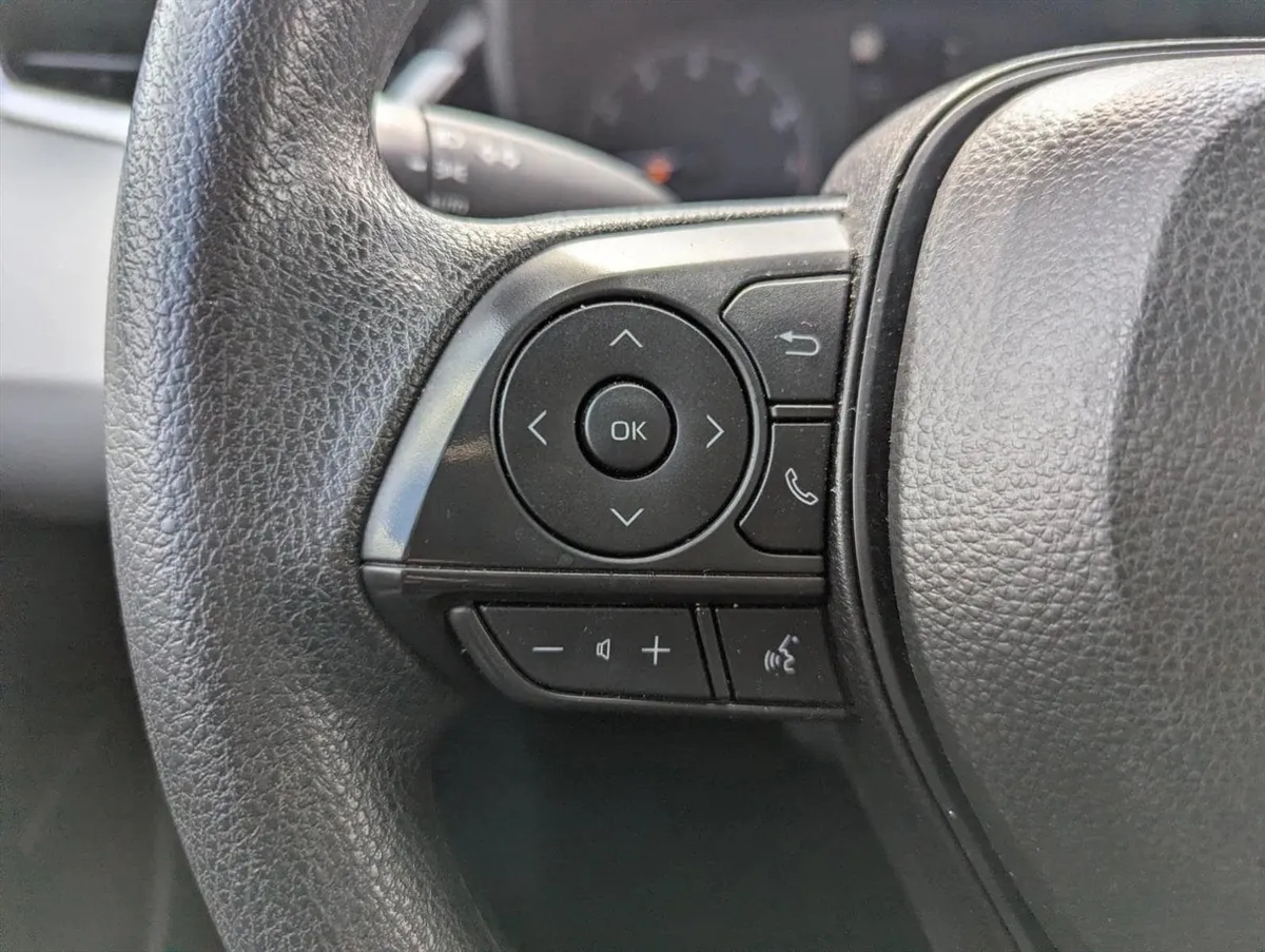 2025 Toyota Corolla LE thumbnail 13