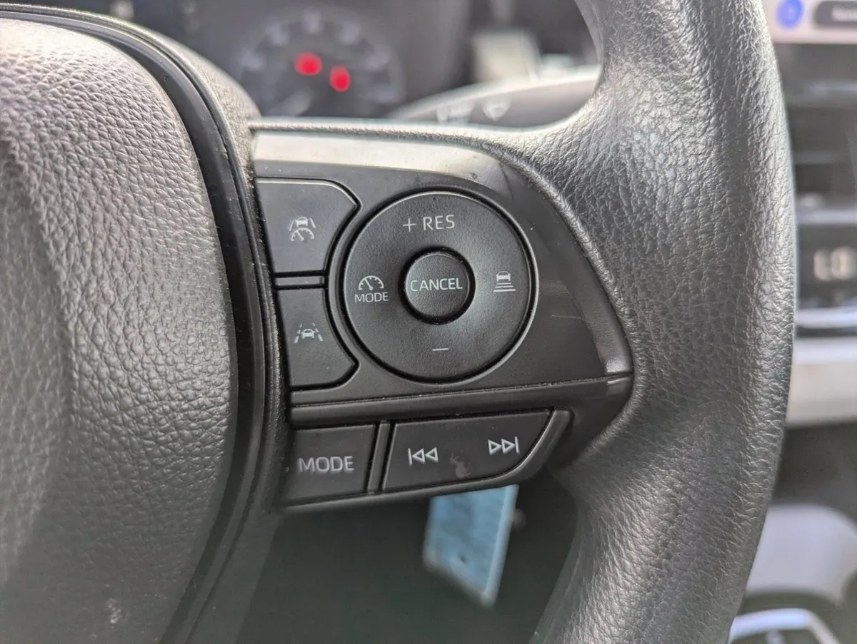 2025 Toyota Corolla LE thumbnail 14