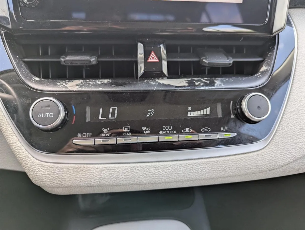 2025 Toyota Corolla LE thumbnail 18