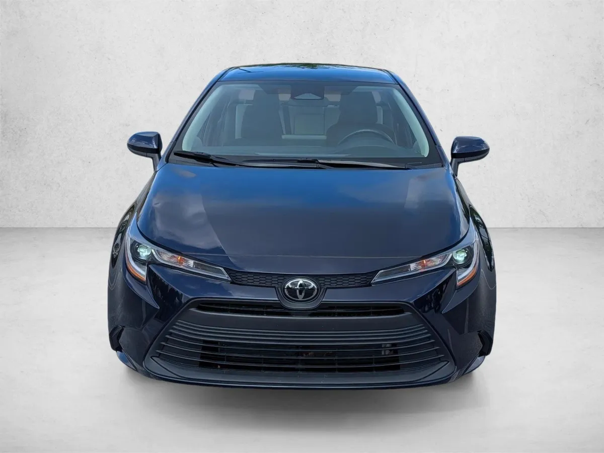 2025 Toyota Corolla LE thumbnail 2