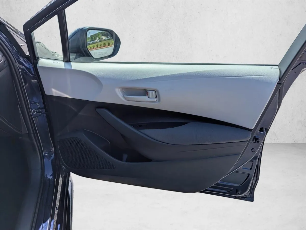 2025 Toyota Corolla LE thumbnail 24