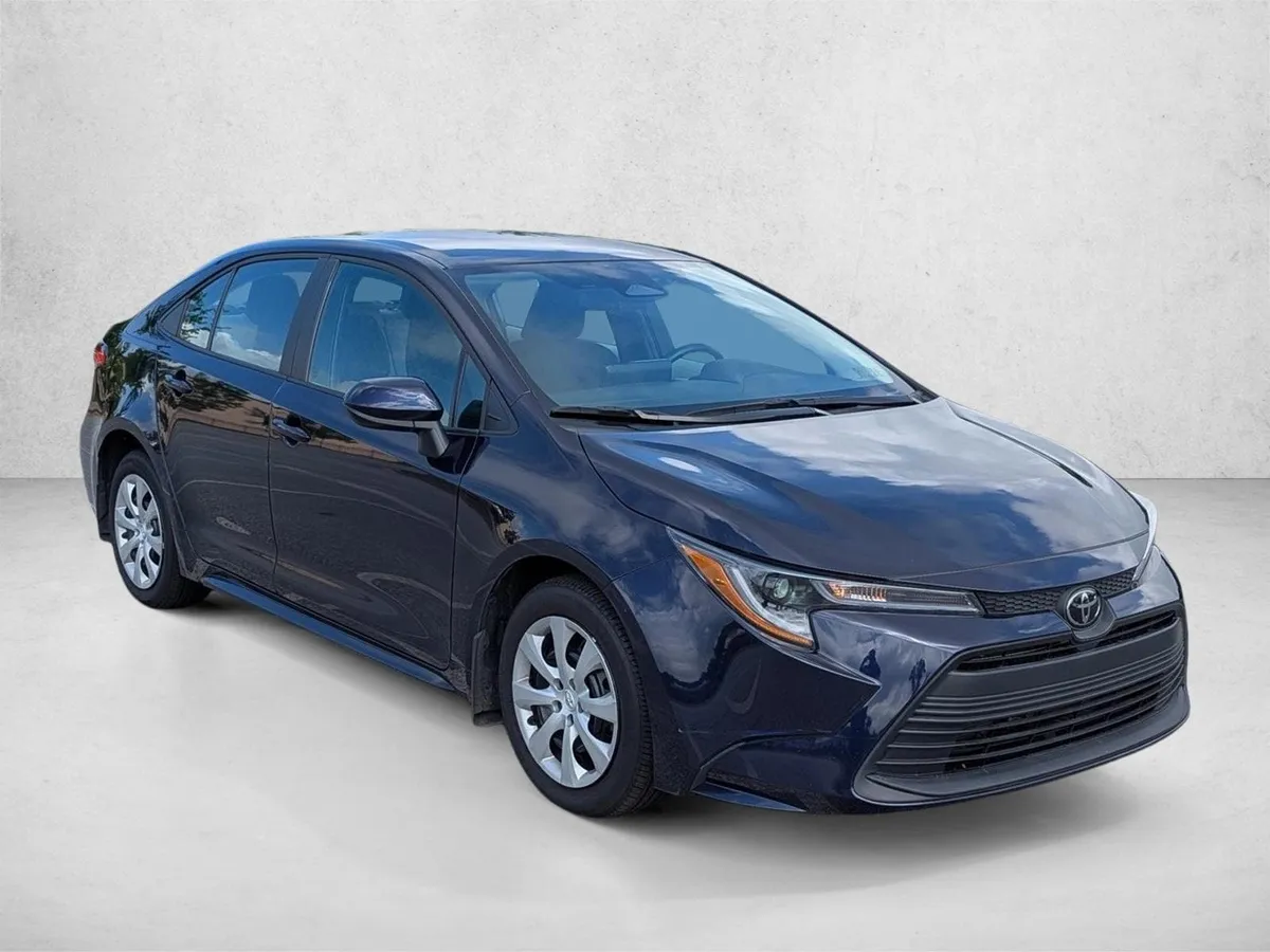 2025 Toyota Corolla LE thumbnail 3