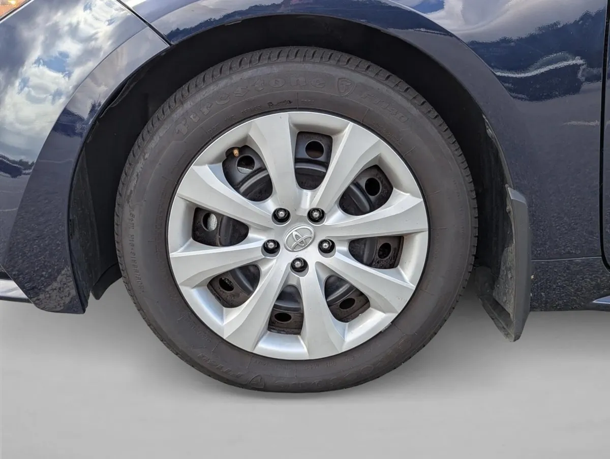 2025 Toyota Corolla LE thumbnail 9