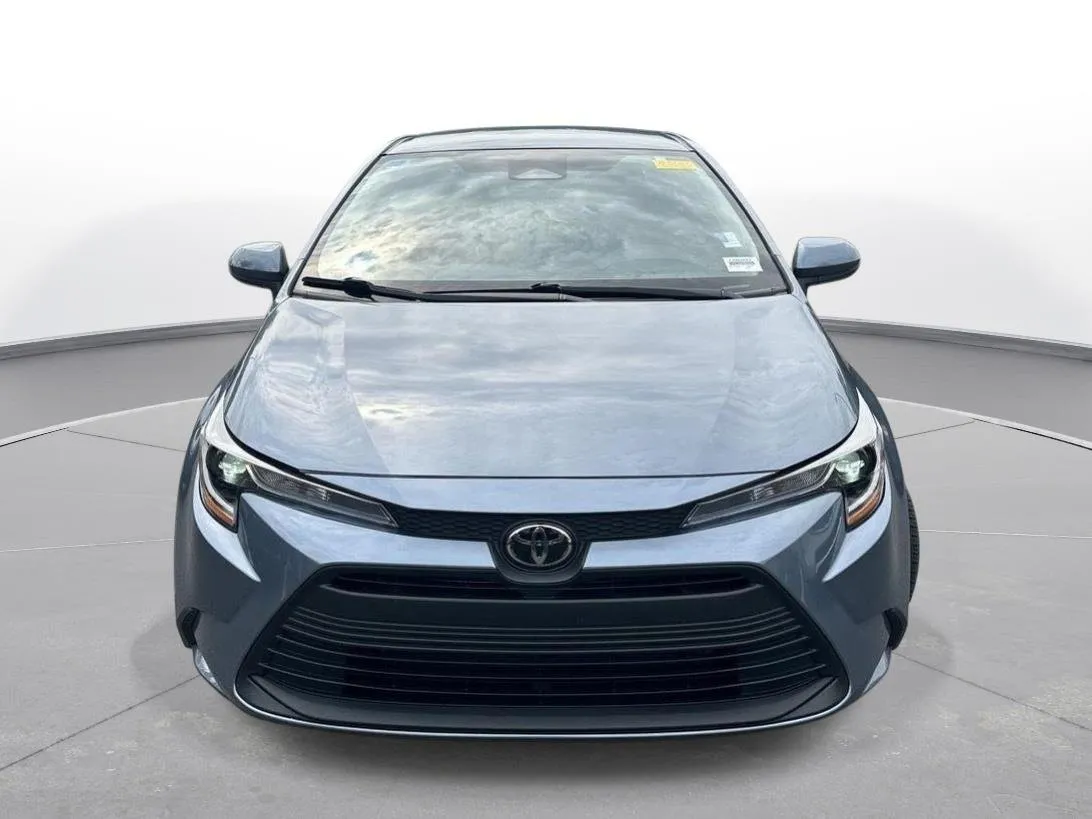 2025 Toyota Corolla LE thumbnail 3