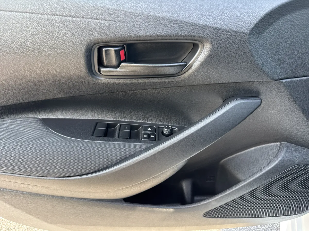 2025 Toyota Corolla LE thumbnail 13