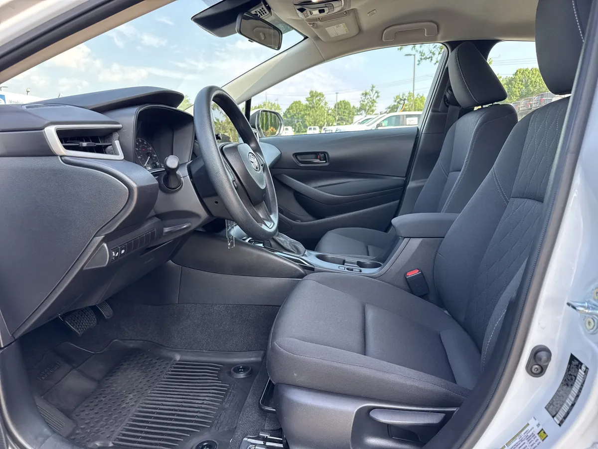 2025 Toyota Corolla LE thumbnail 15
