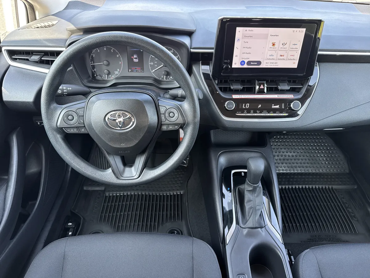 2025 Toyota Corolla LE thumbnail 17