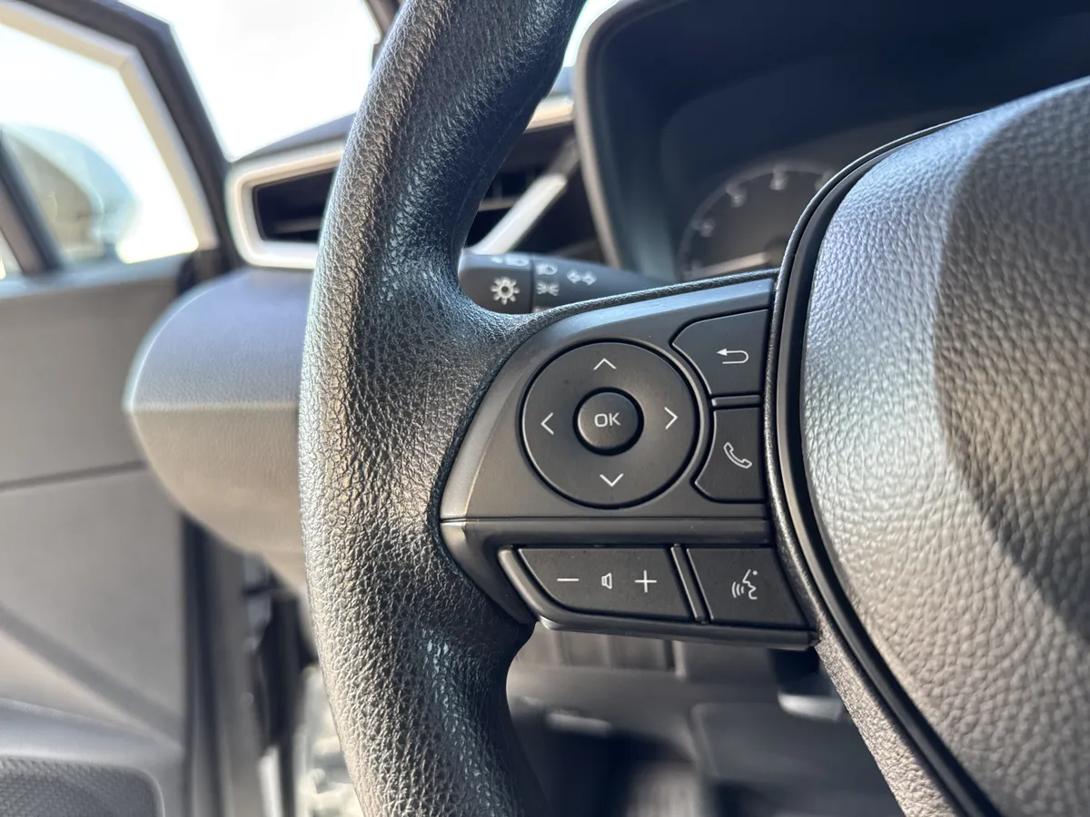 2025 Toyota Corolla LE thumbnail 18