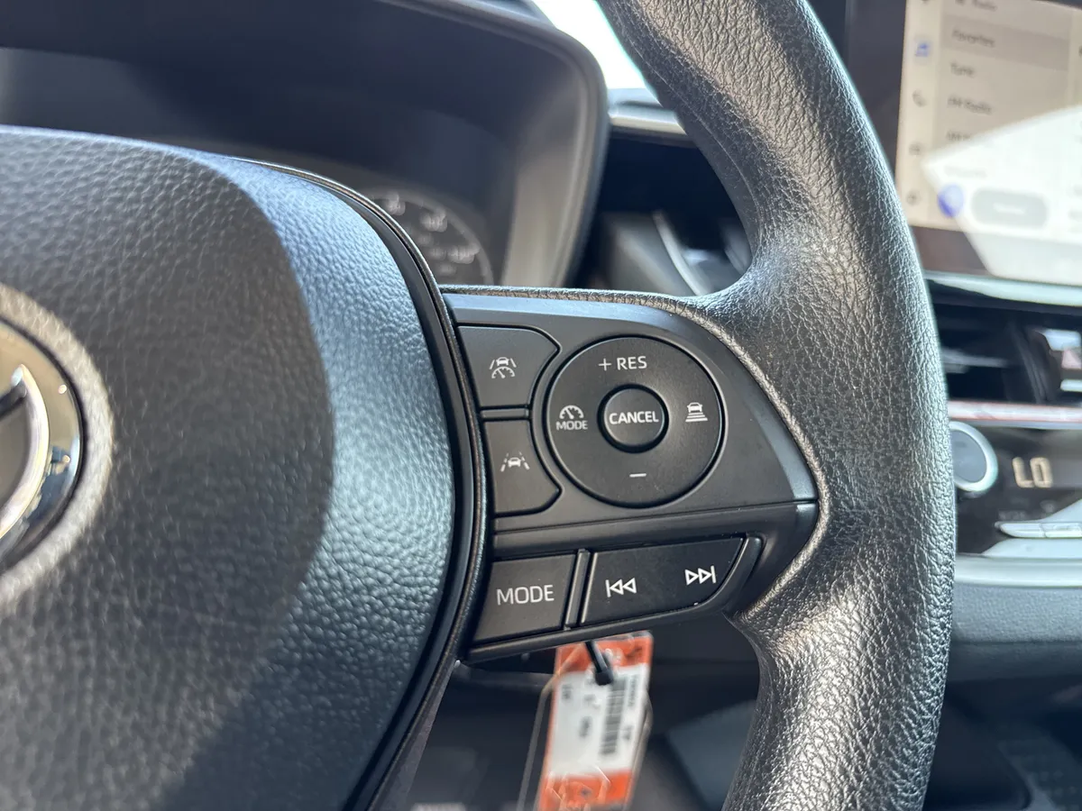 2025 Toyota Corolla LE thumbnail 19