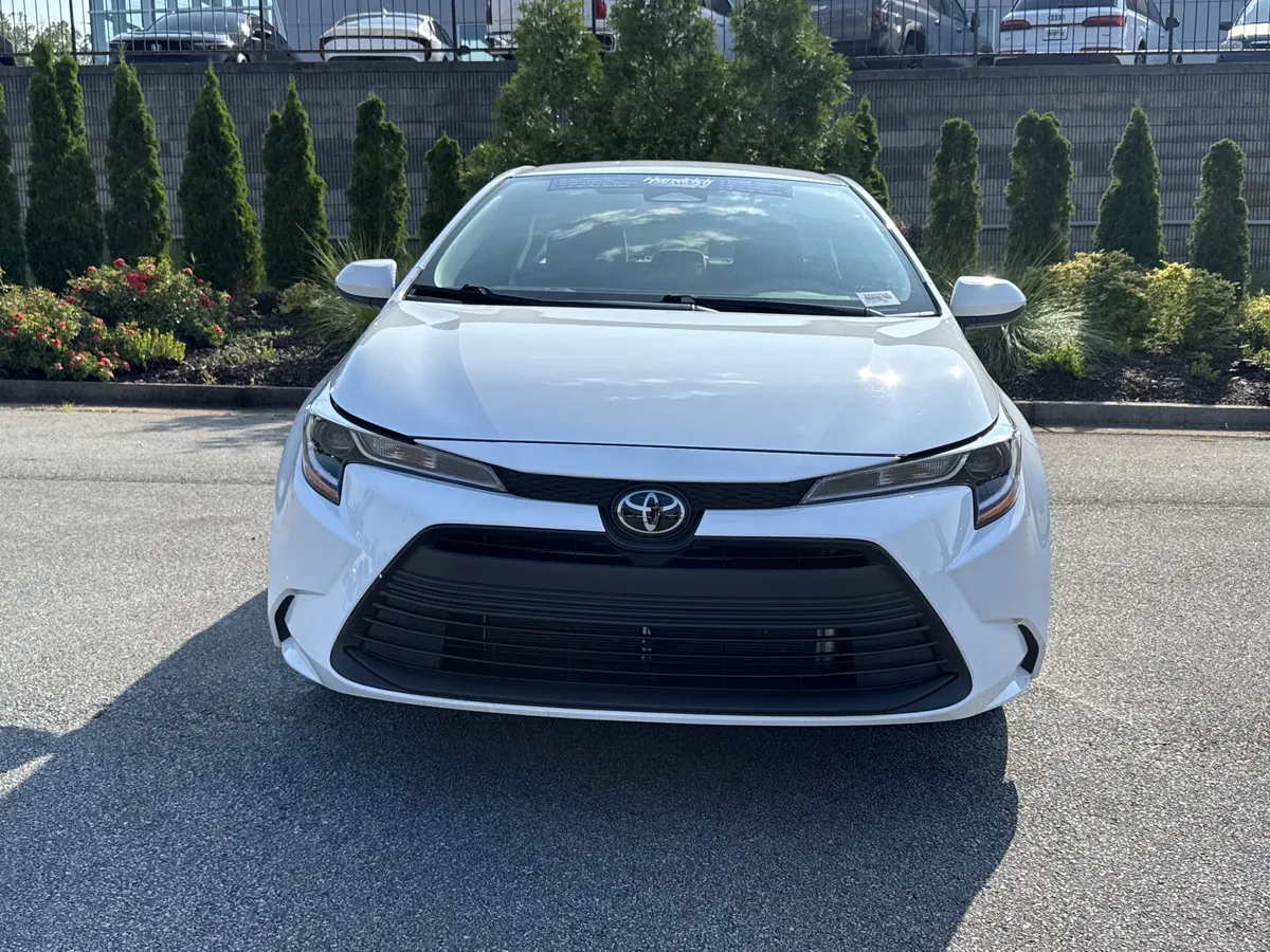 2025 Toyota Corolla LE thumbnail 2