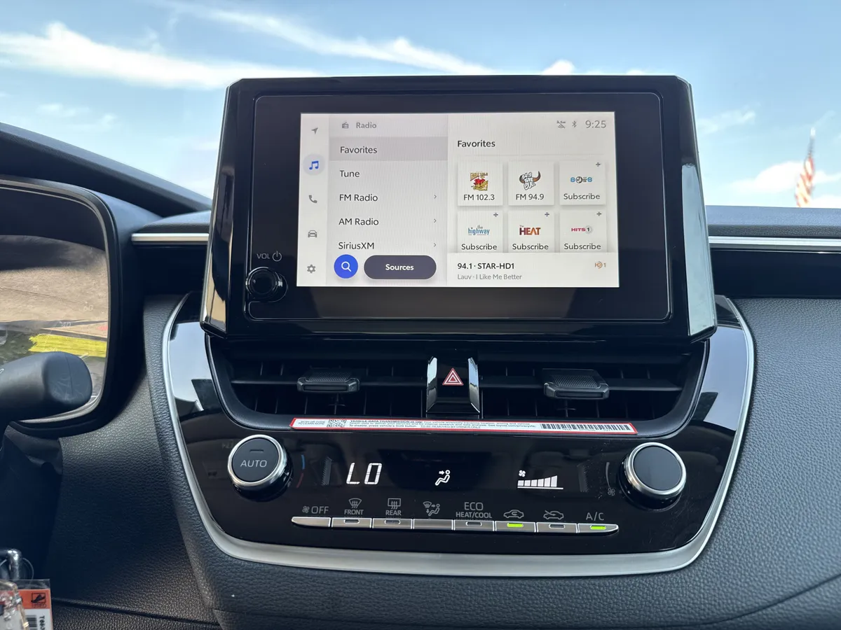 2025 Toyota Corolla LE thumbnail 22