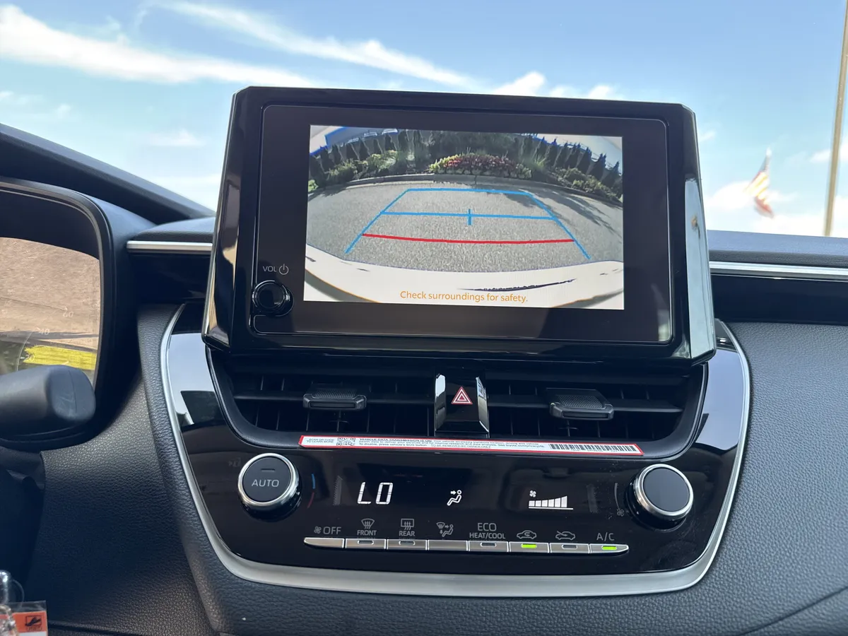 2025 Toyota Corolla LE thumbnail 23