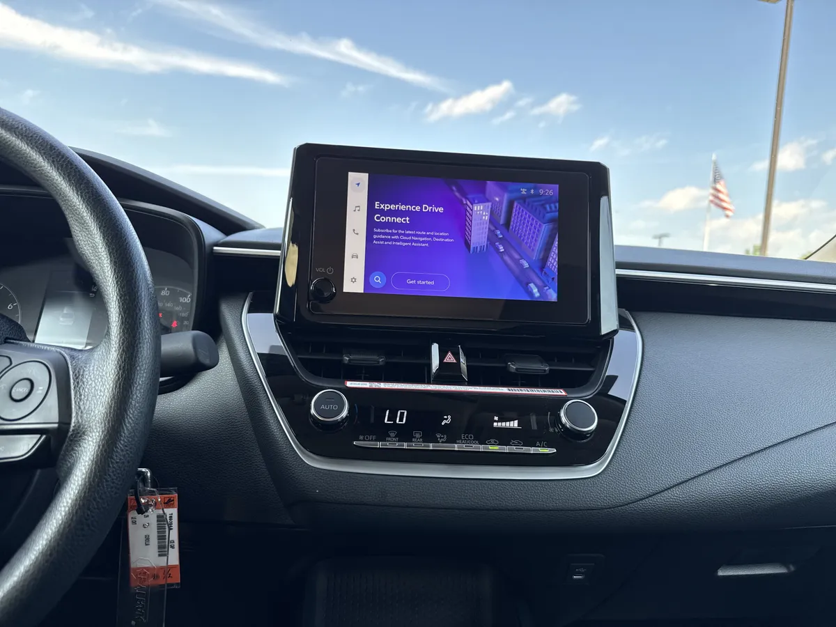 2025 Toyota Corolla LE thumbnail 25
