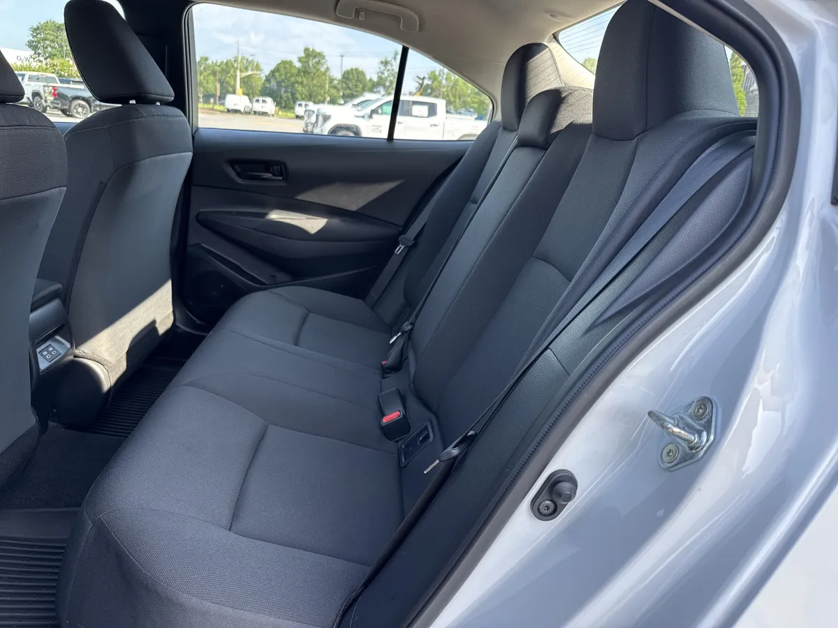2025 Toyota Corolla LE thumbnail 26