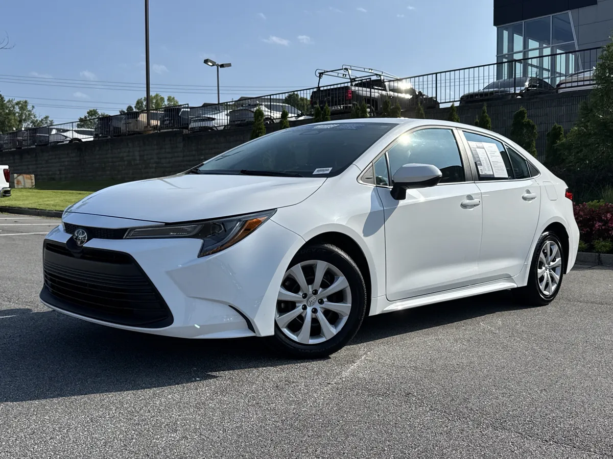 2025 Toyota Corolla LE thumbnail 4