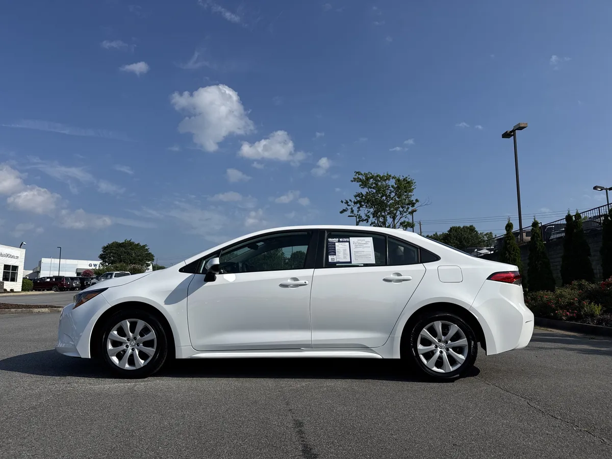 2025 Toyota Corolla LE thumbnail 6