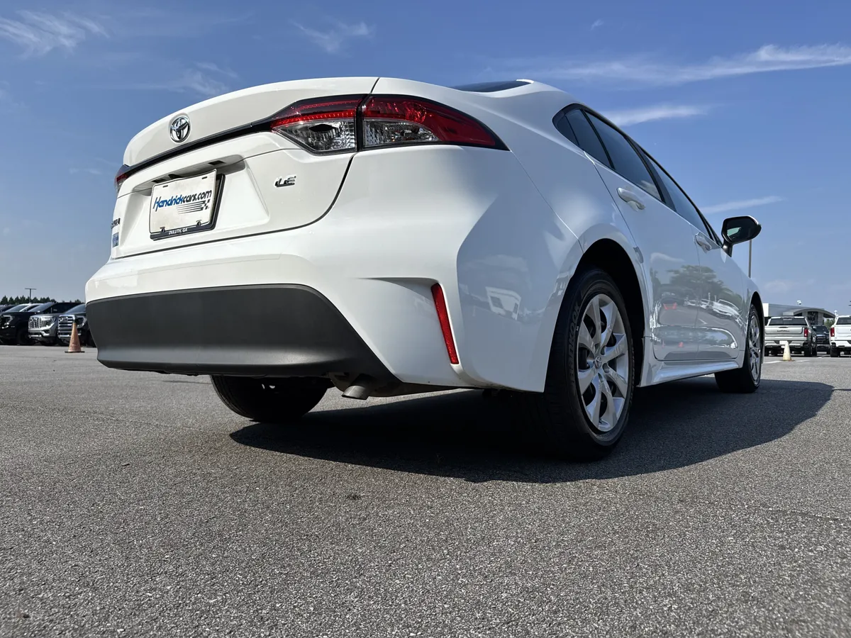 2025 Toyota Corolla LE thumbnail 9