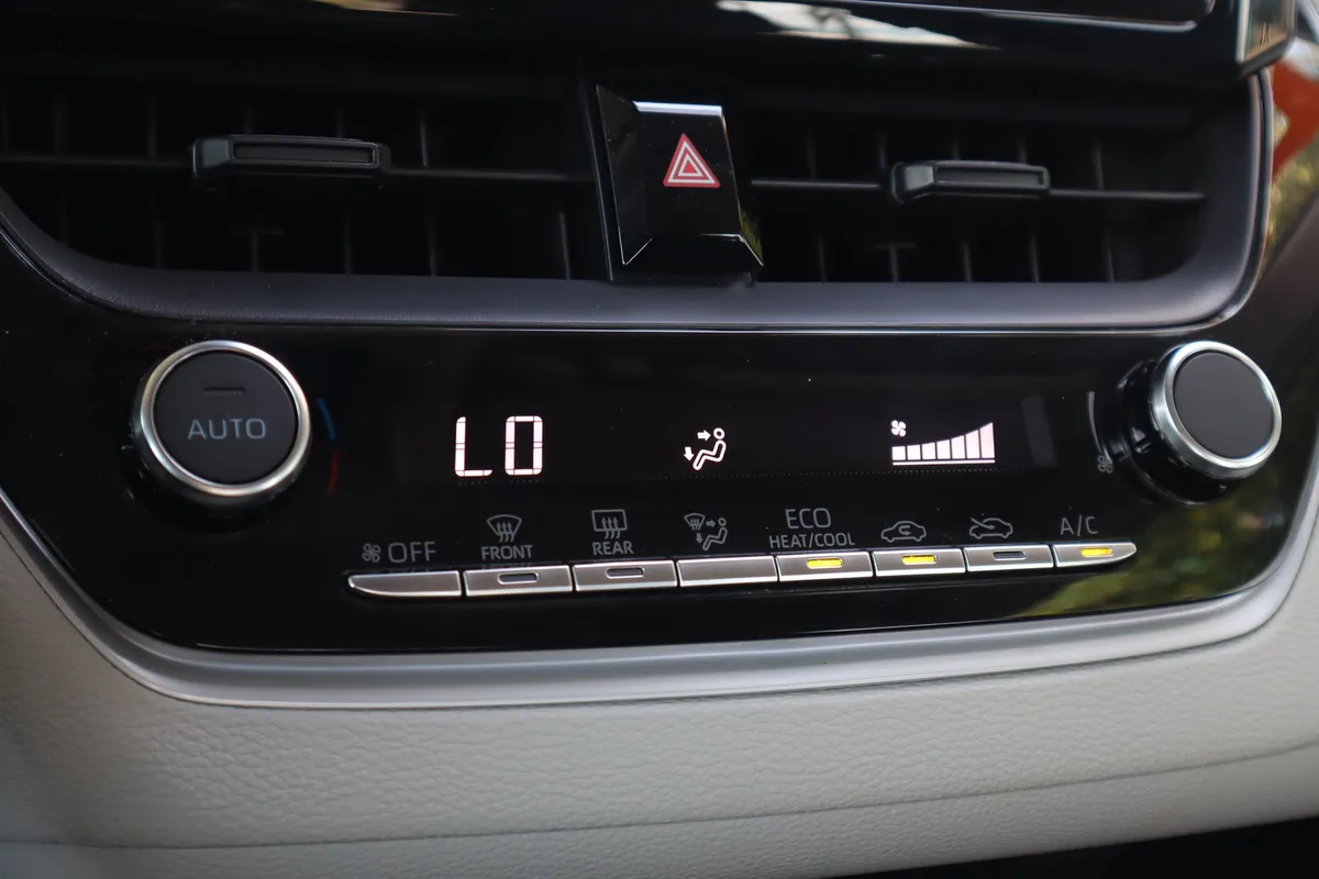 2025 Toyota Corolla LE thumbnail 15