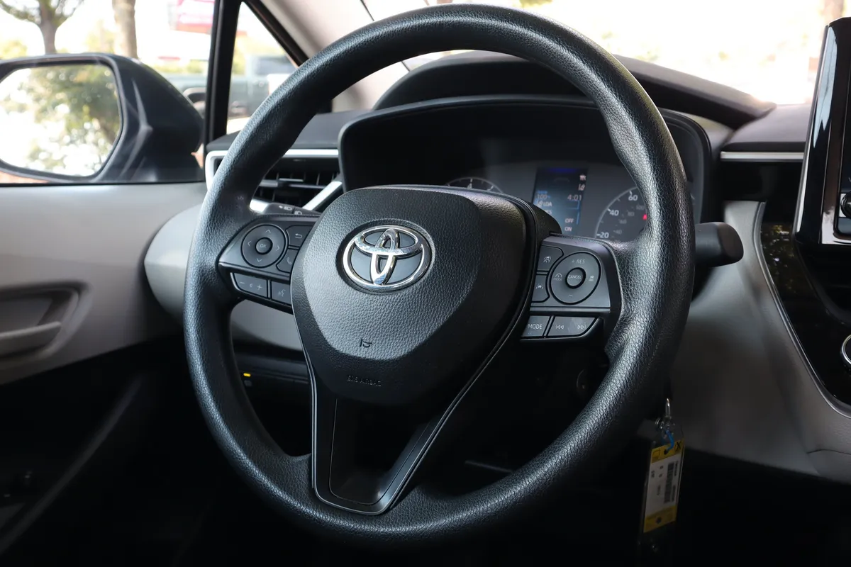 2025 Toyota Corolla LE thumbnail 16