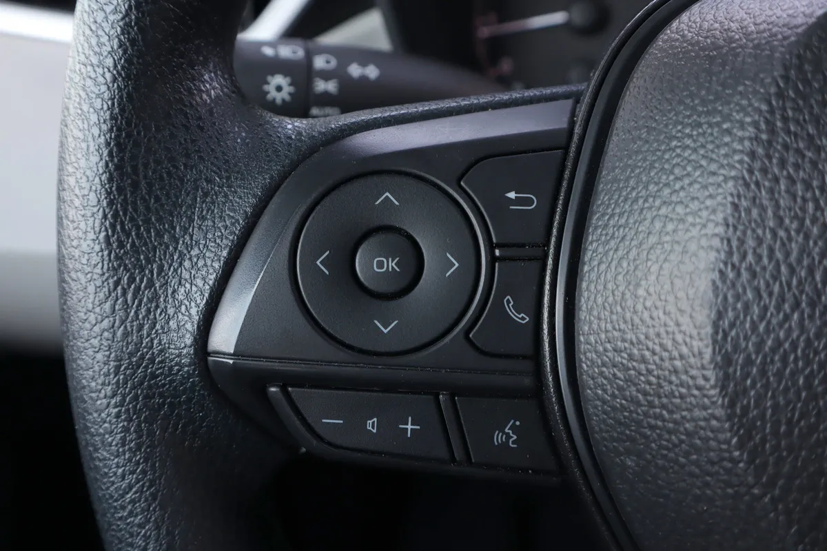 2025 Toyota Corolla LE thumbnail 17