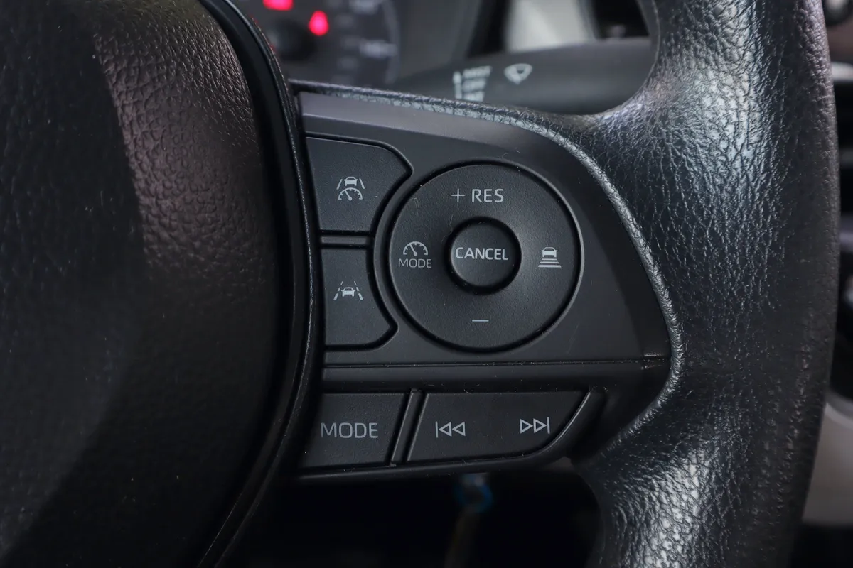 2025 Toyota Corolla LE thumbnail 18