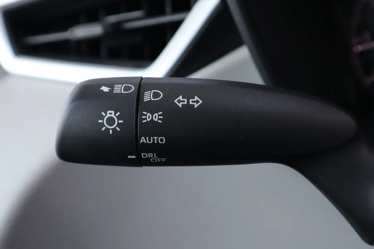 2025 Toyota Corolla LE thumbnail 19