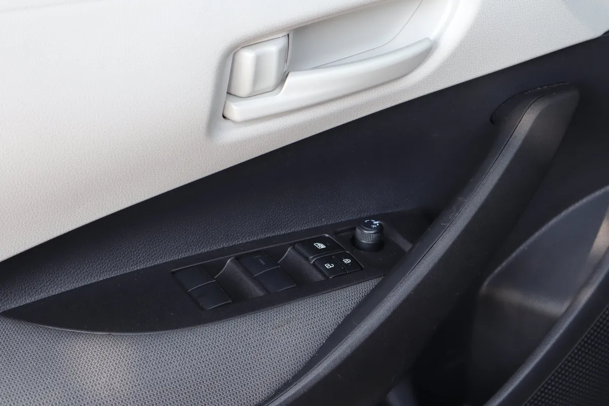 2025 Toyota Corolla LE thumbnail 21