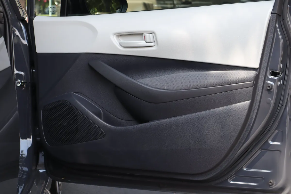 2025 Toyota Corolla LE thumbnail 27
