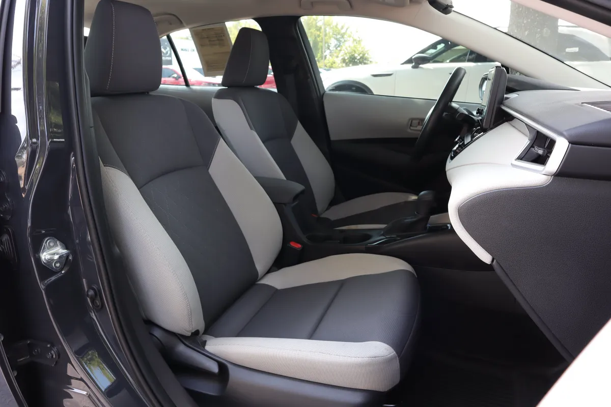 2025 Toyota Corolla LE thumbnail 28