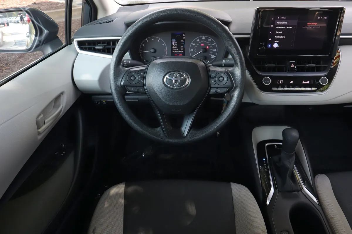 2025 Toyota Corolla LE thumbnail 29