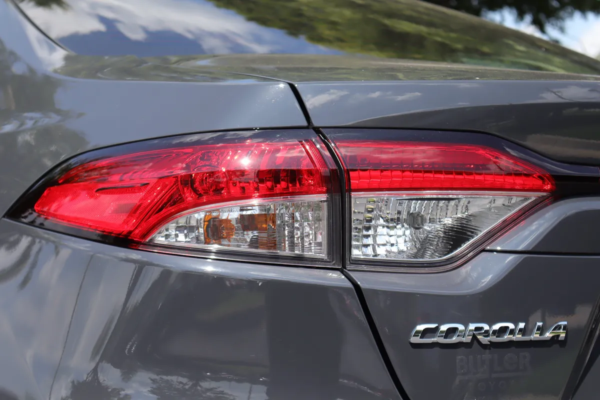 2025 Toyota Corolla LE thumbnail 33