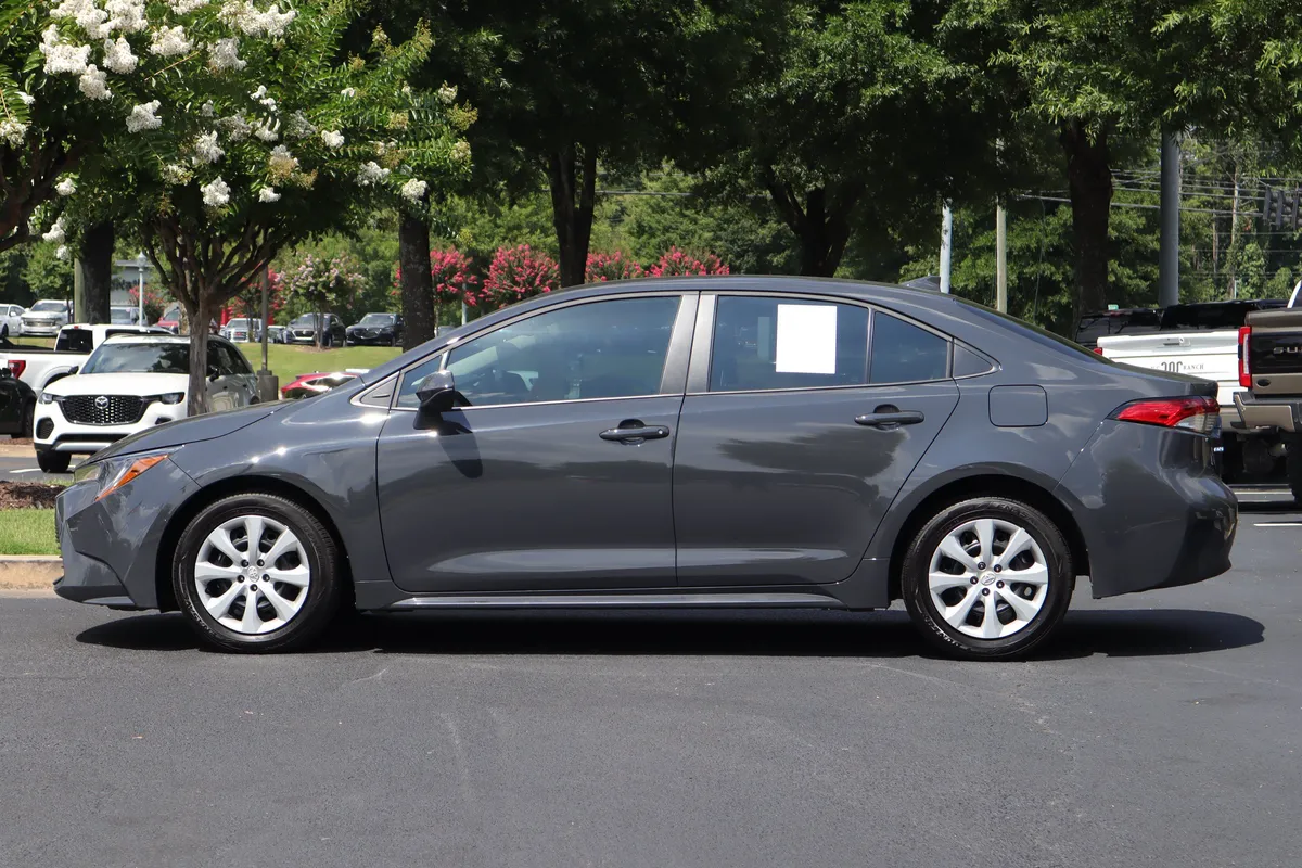 2025 Toyota Corolla LE thumbnail 4