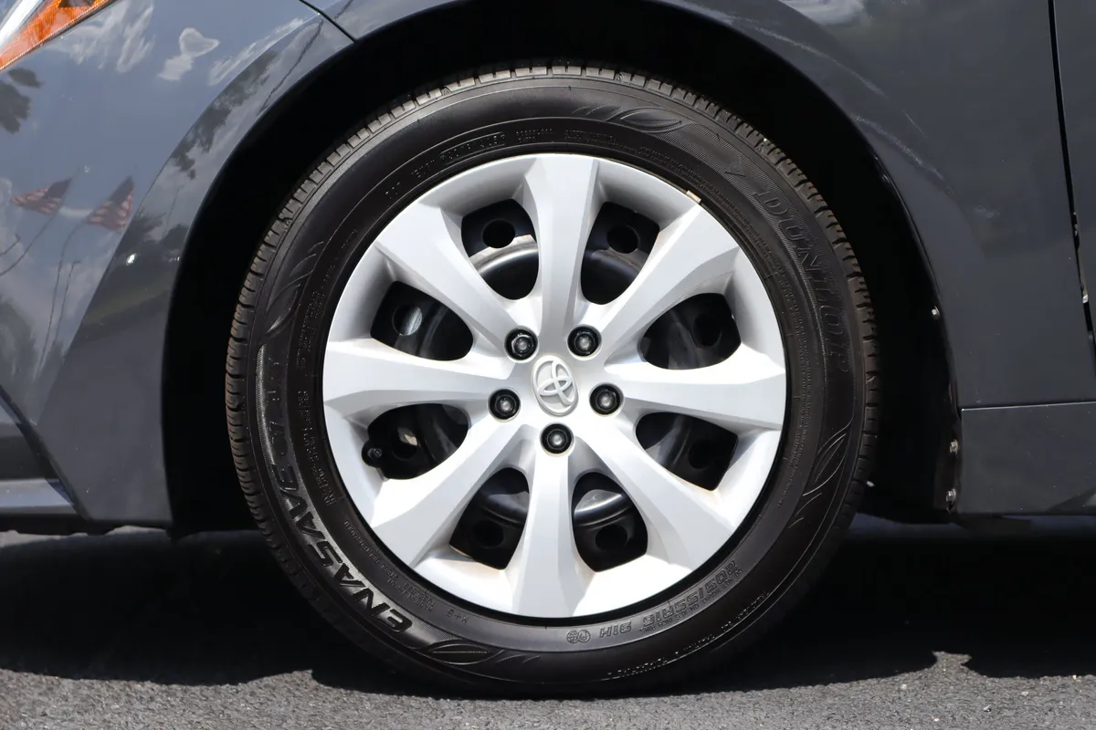 2025 Toyota Corolla LE thumbnail 5