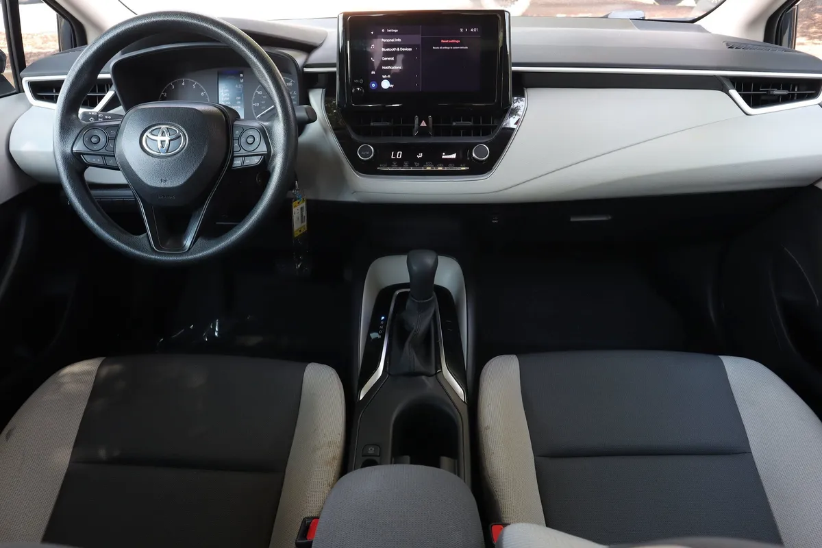 2025 Toyota Corolla LE thumbnail 6