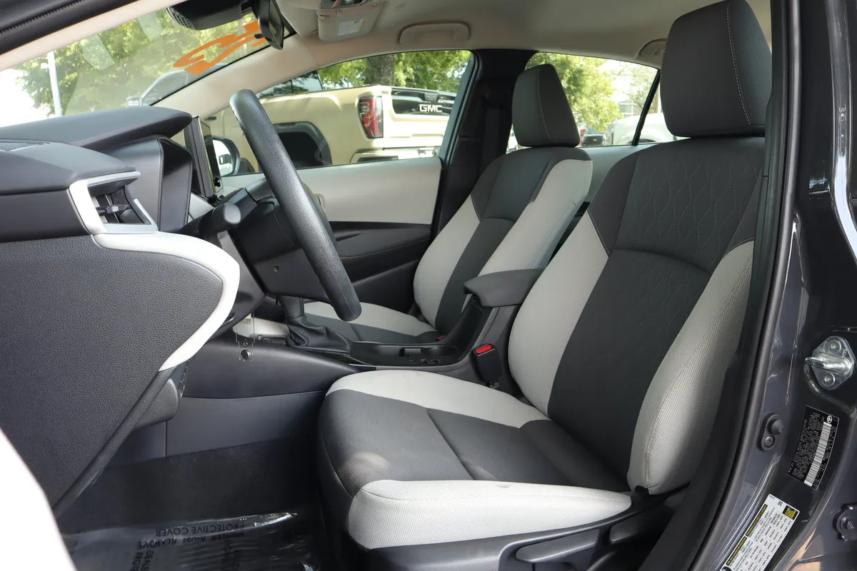 2025 Toyota Corolla LE thumbnail 7