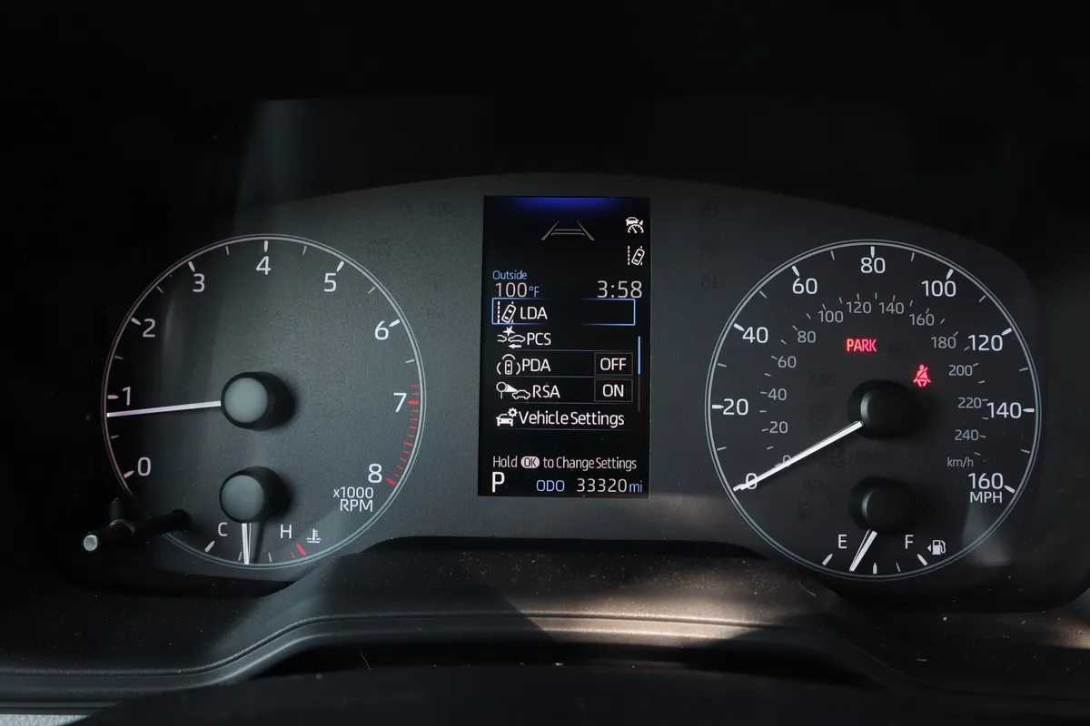 2025 Toyota Corolla LE thumbnail 9
