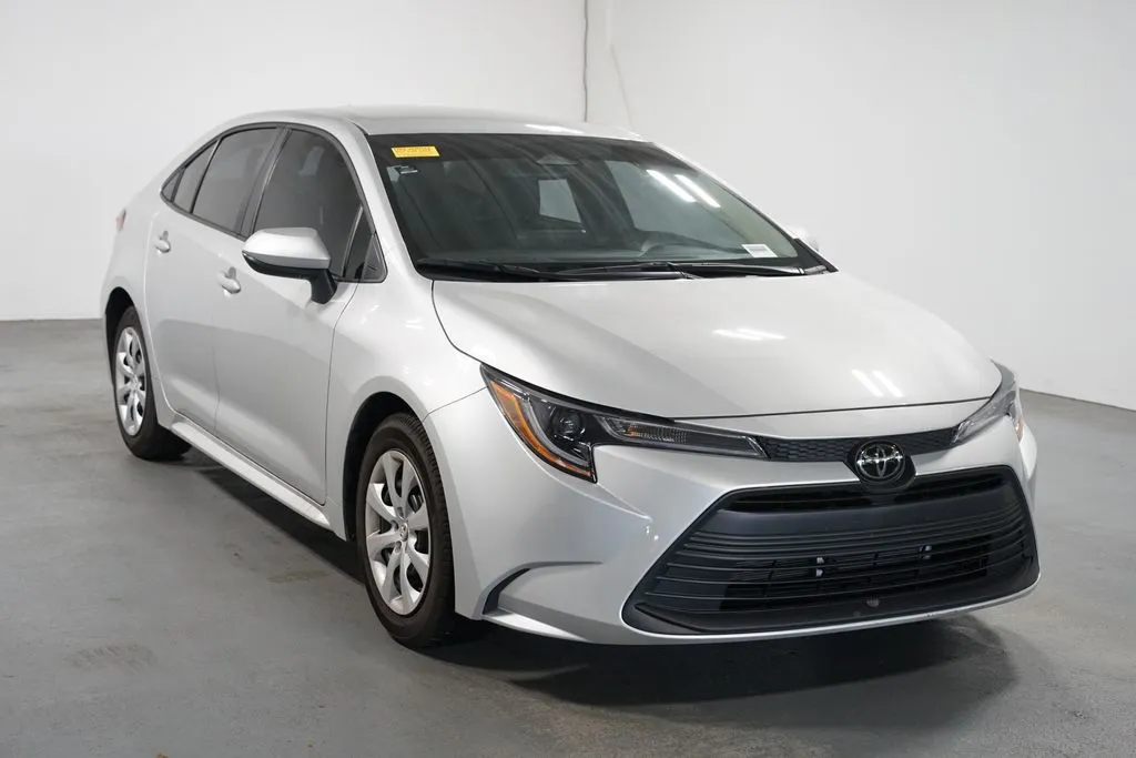 2025 Toyota Corolla LE thumbnail 3