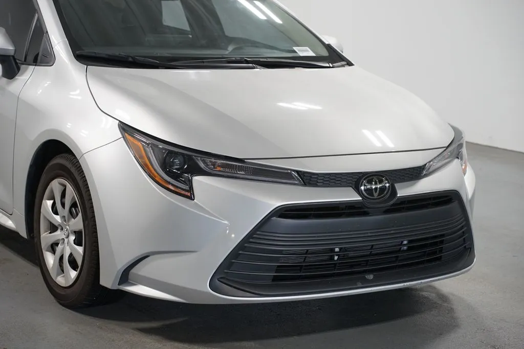 2025 Toyota Corolla LE thumbnail 4