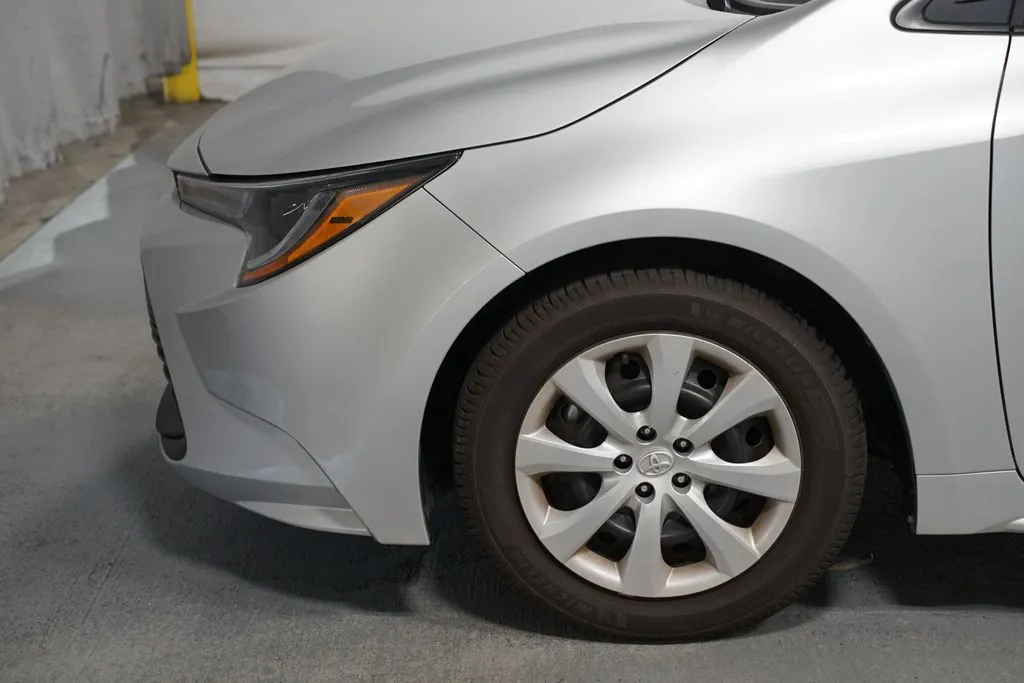 2025 Toyota Corolla LE thumbnail 5