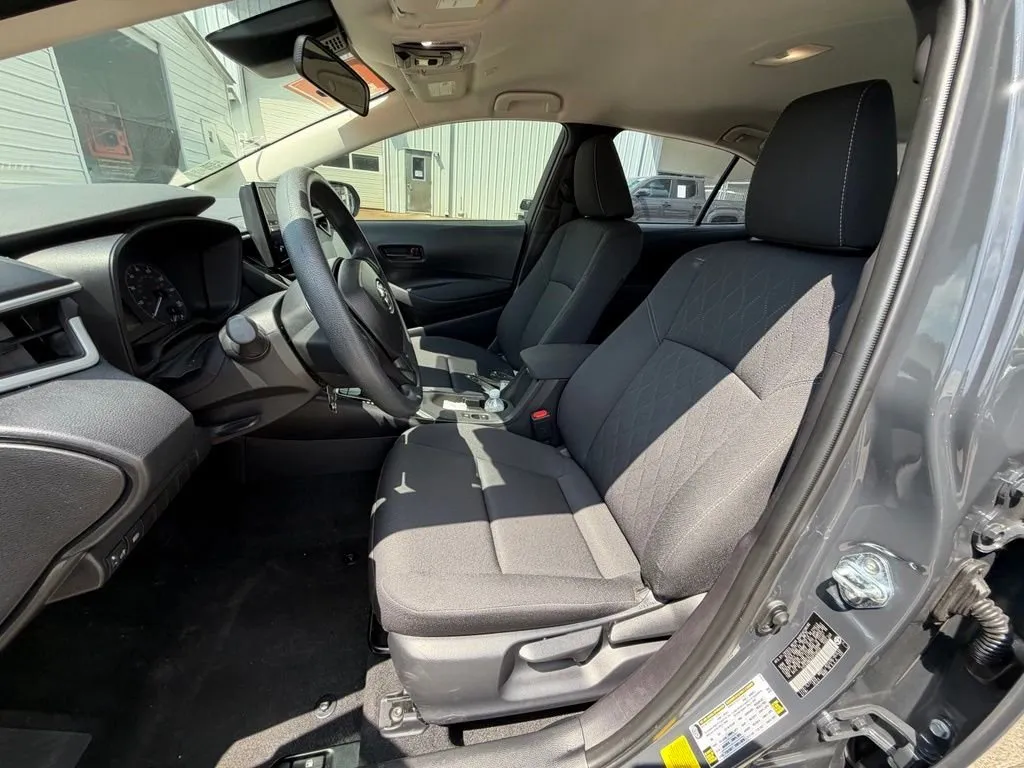 2025 Toyota Corolla LE thumbnail 5