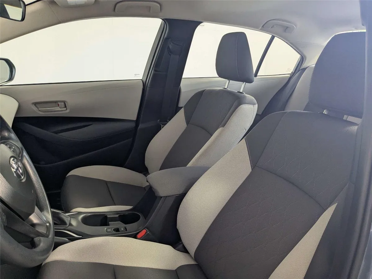 2025 Toyota Corolla LE thumbnail 12
