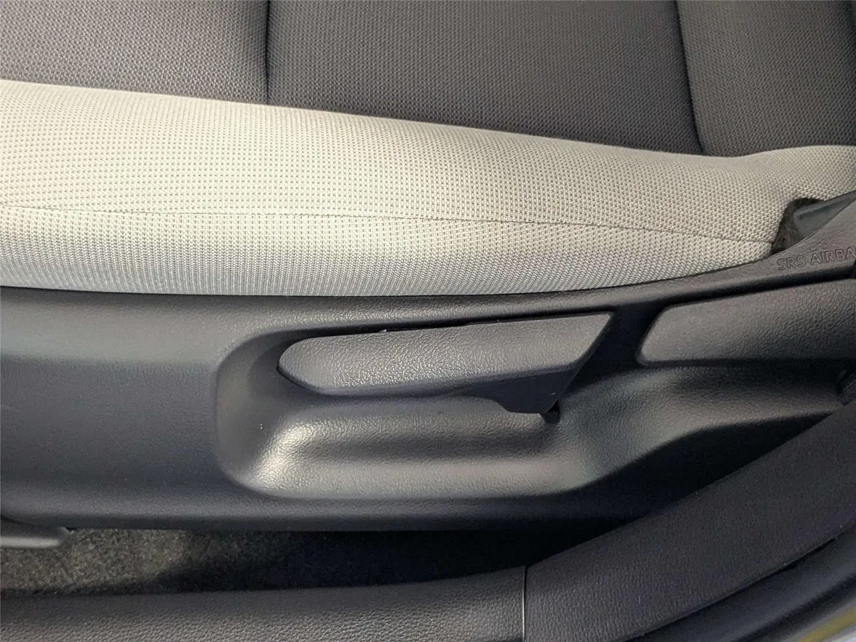 2025 Toyota Corolla LE thumbnail 14
