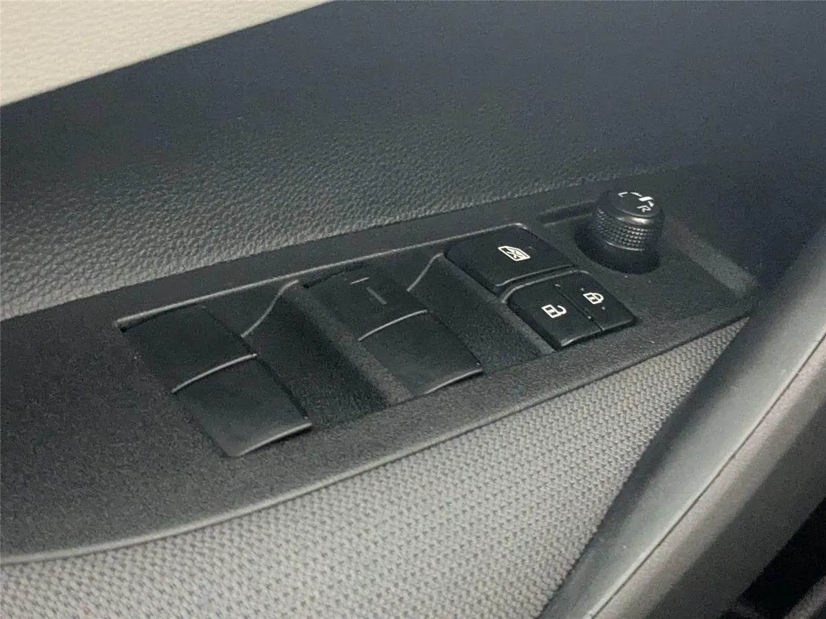 2025 Toyota Corolla LE thumbnail 15
