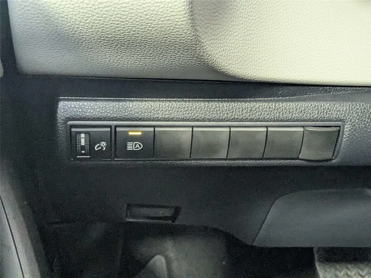 2025 Toyota Corolla LE thumbnail 16